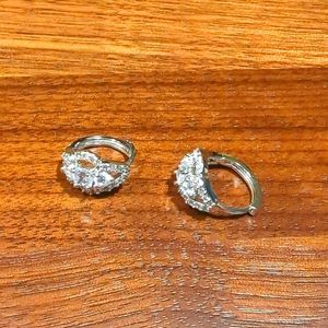 Earrings with tiny Swarovski splinters.